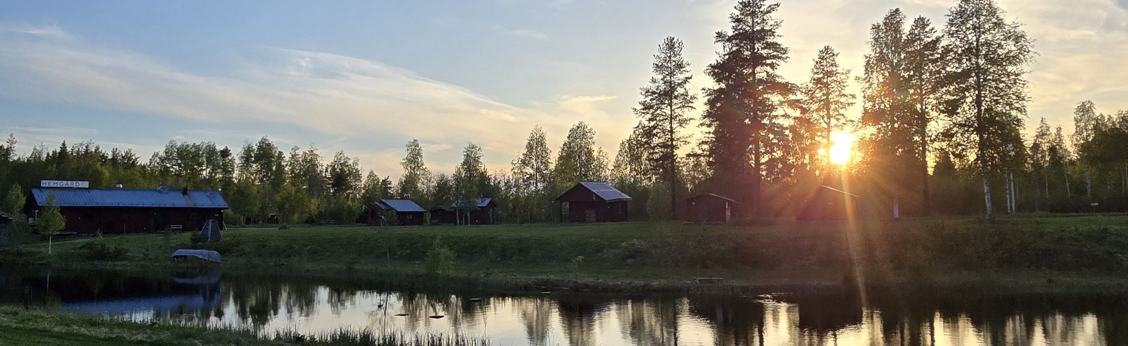 De Hemgård in Noord-Zweden bij zonsondergang